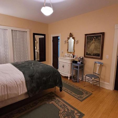 Oaklawn Inn Меномони Экстерьер фото