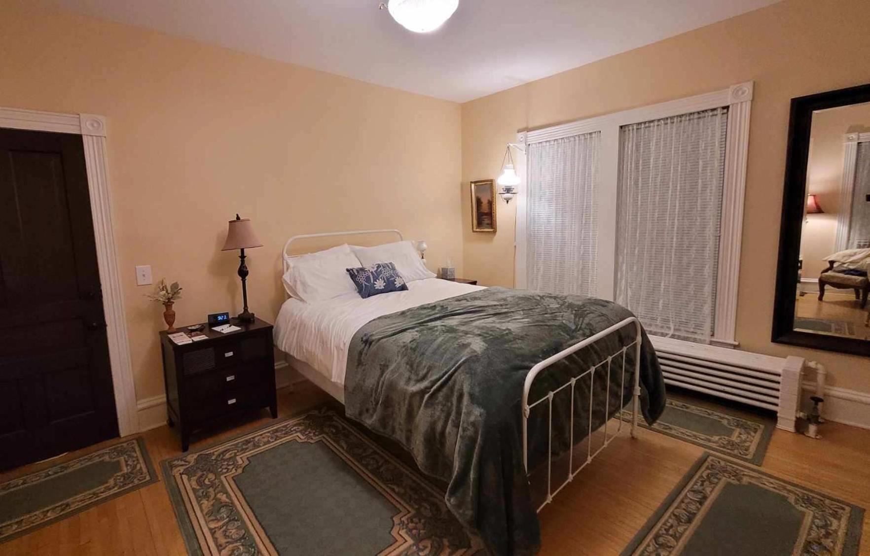 Oaklawn Inn Меномони Экстерьер фото